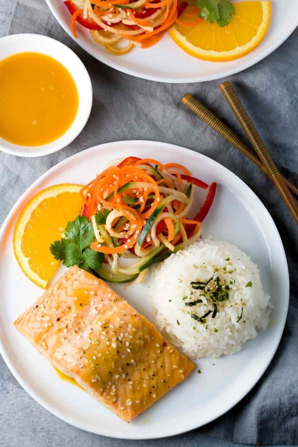 白米和蔬菜配三文鱼