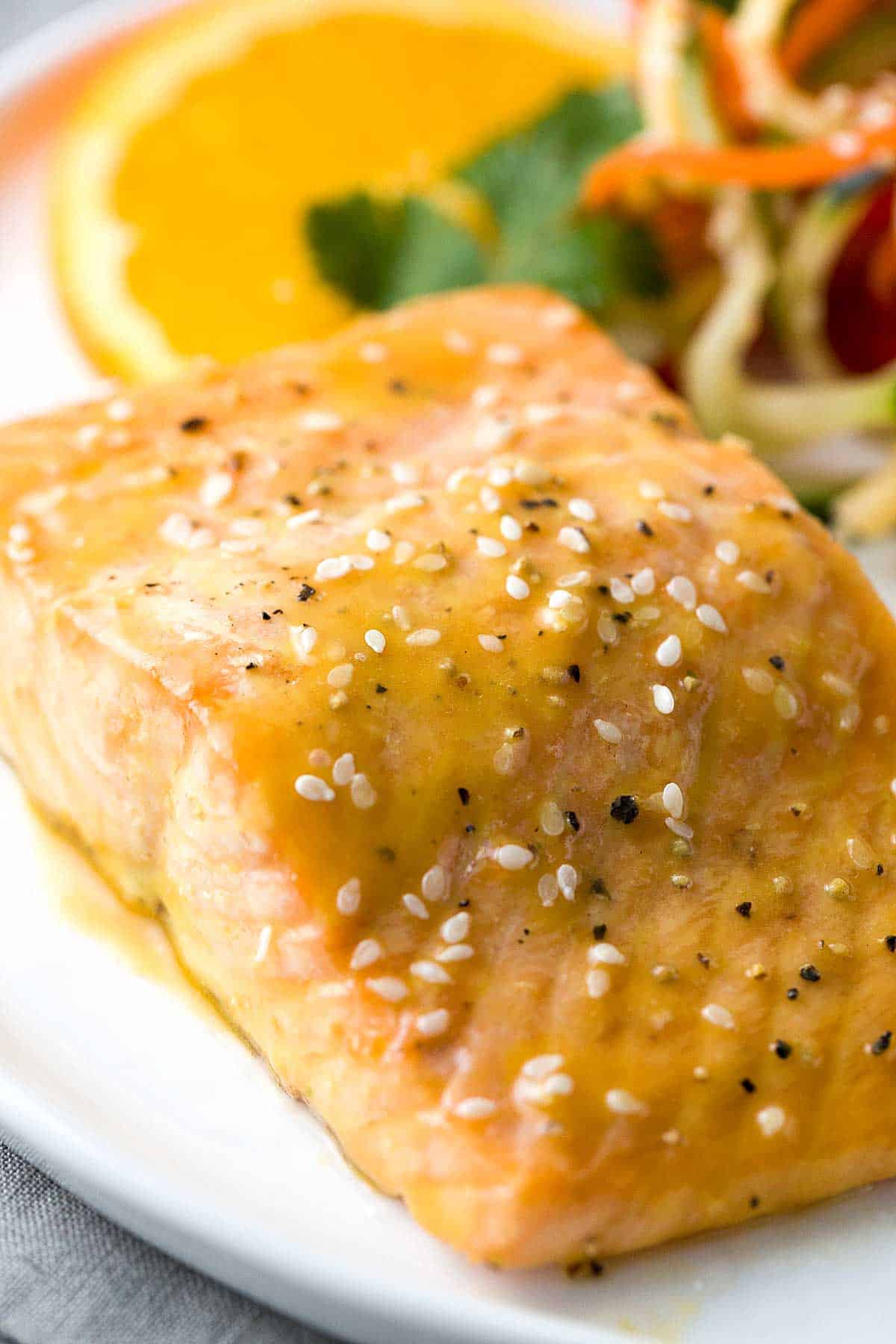 在豉油三文鱼上撒上芝麻