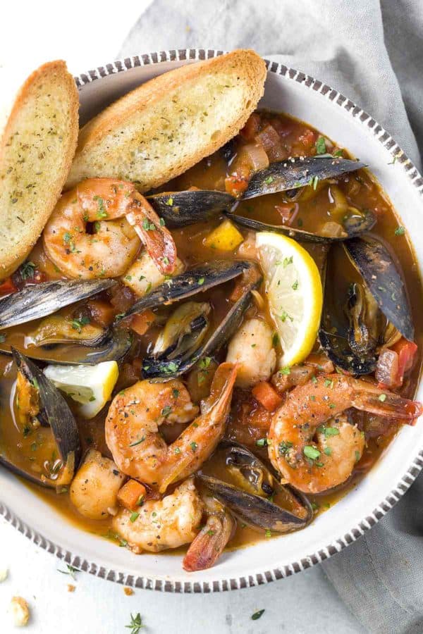 在碗的海鲜cioppino