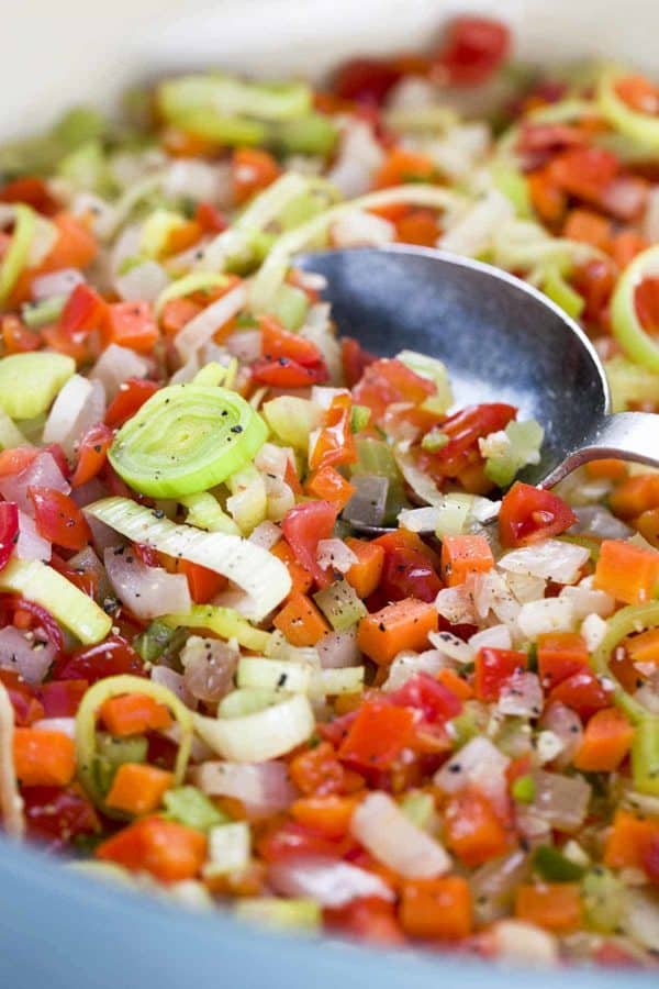 勺子混合在大锅中的切碎的蔬菜