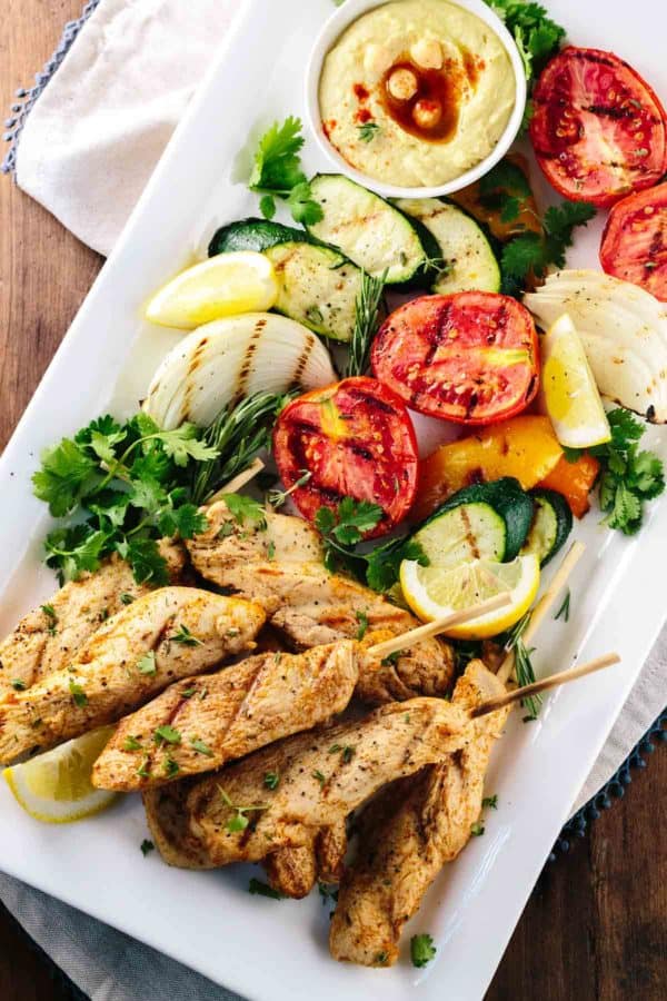 希腊风格的鸡肉串拼盘,烤蔬菜和自制豆沙服务