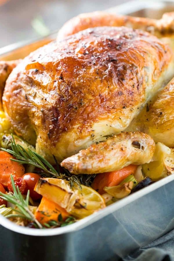 烤柠檬和草药鸡 - 一种嫩和多汁的鸡肉的食谱,皮肤脆!西红柿和柠檬为菜添加了令人难以置信的亮度和额外的味道!|jessicagavin.com.