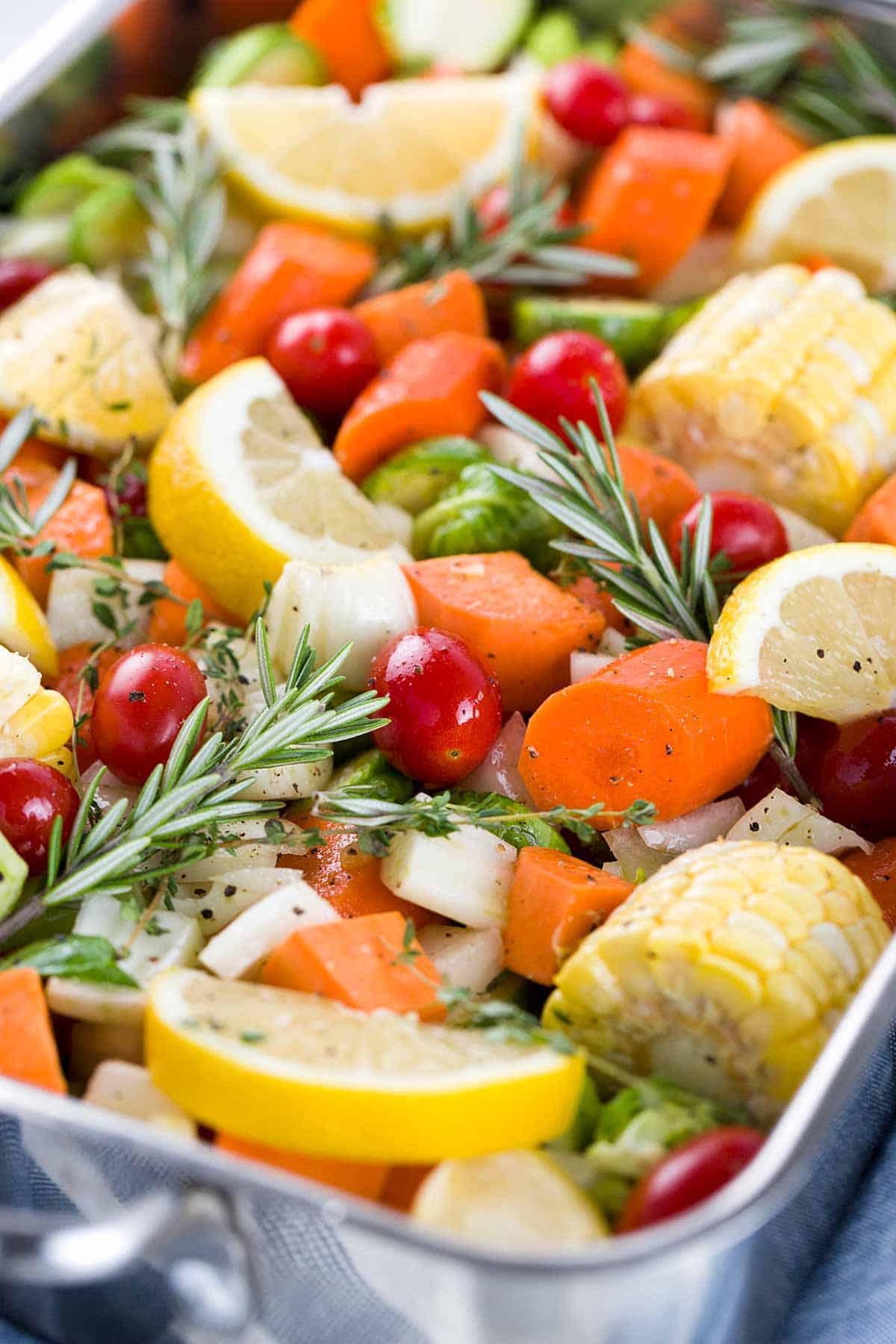 烤柠檬和草药鸡 - 一种嫩和多汁的鸡肉的食谱,皮肤脆!西红柿和柠檬为菜添加了令人难以置信的亮度和额外的味道!|jessicagavin.com.