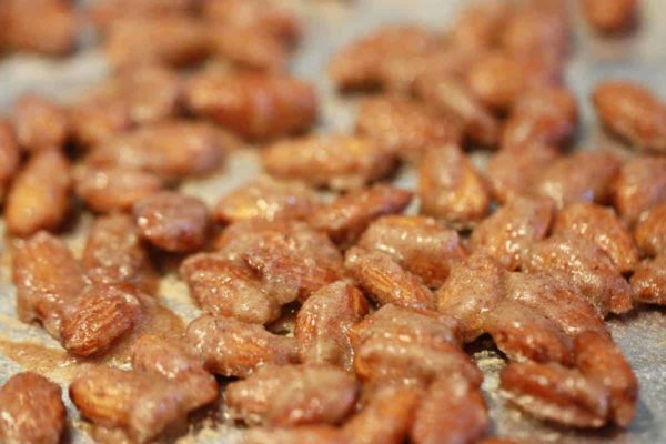 烤至质地酥脆,糖粘在坚果上