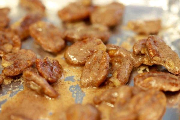 糖和香料涂层附着在坚果上