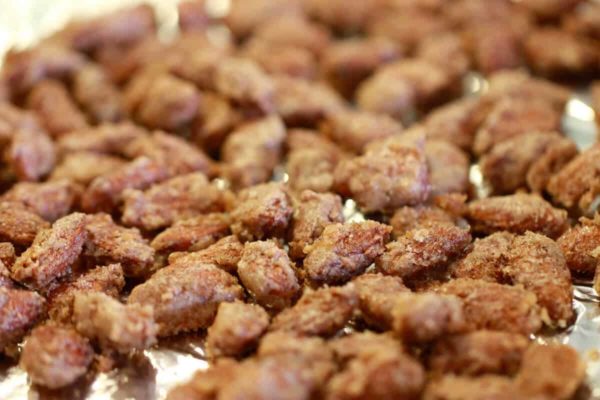 松脆可口的果仁糖放在烤盘上冷却