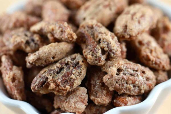 把坚果放在碗里