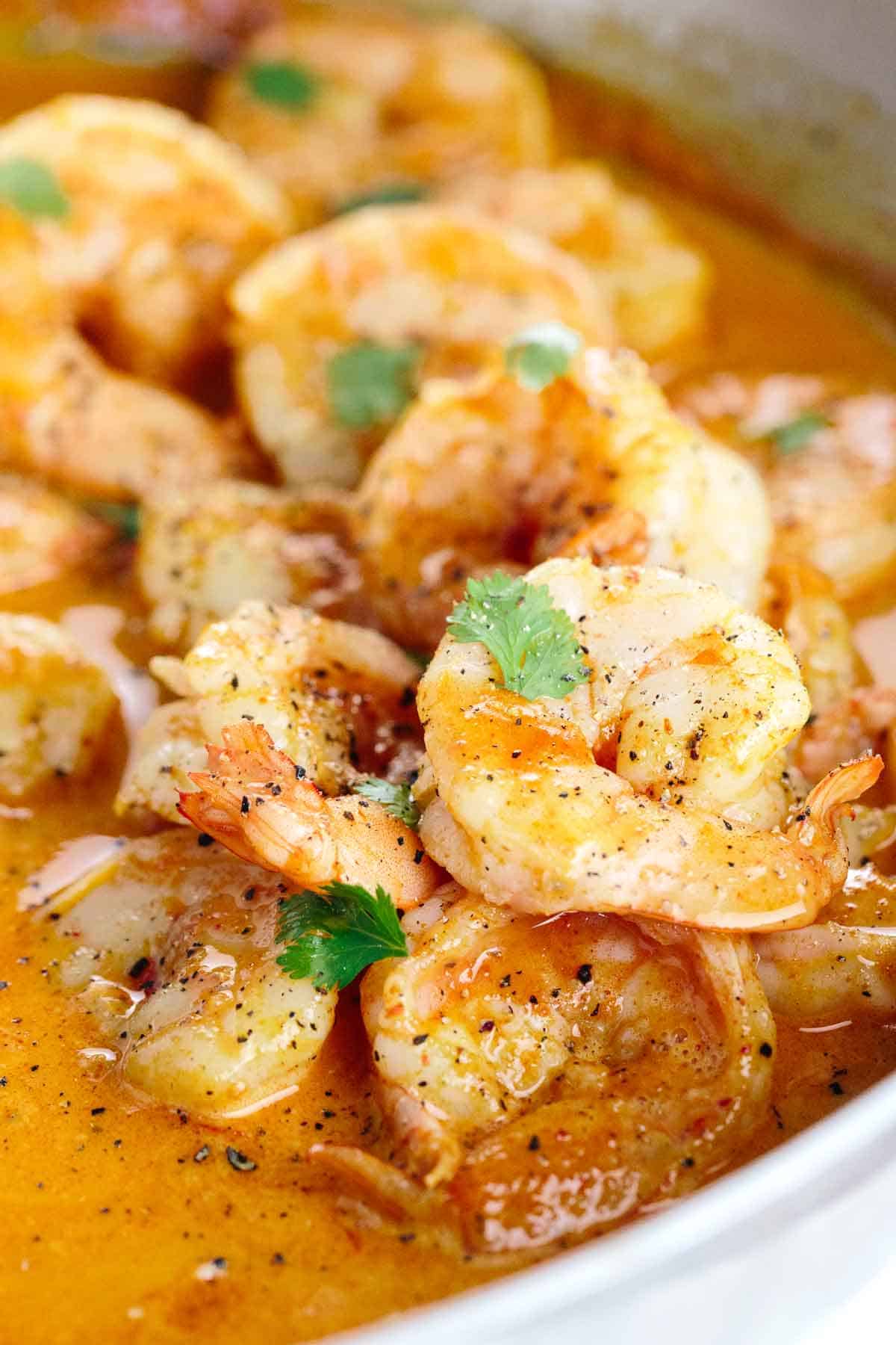 特写虾在煮一锅红色的泰国调味汁