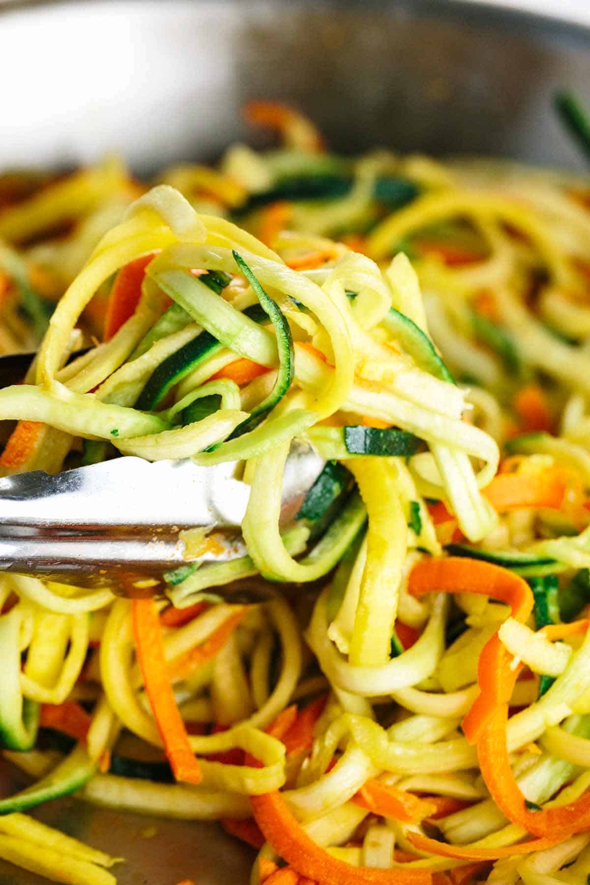 在平底锅里煮各种颜色的蔬菜