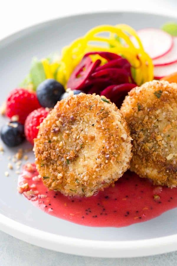 与新鲜的春天蔬菜,芝麻菜,甜菜,胡萝卜,豌豆,鲕梨和覆盆子罂粟籽酱酥脆和美味的油炸山羊奶酪沙拉食谱。|jessicagavin.com.