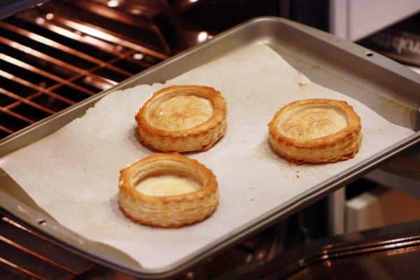 将酥皮烤至鼓起来呈金黄色