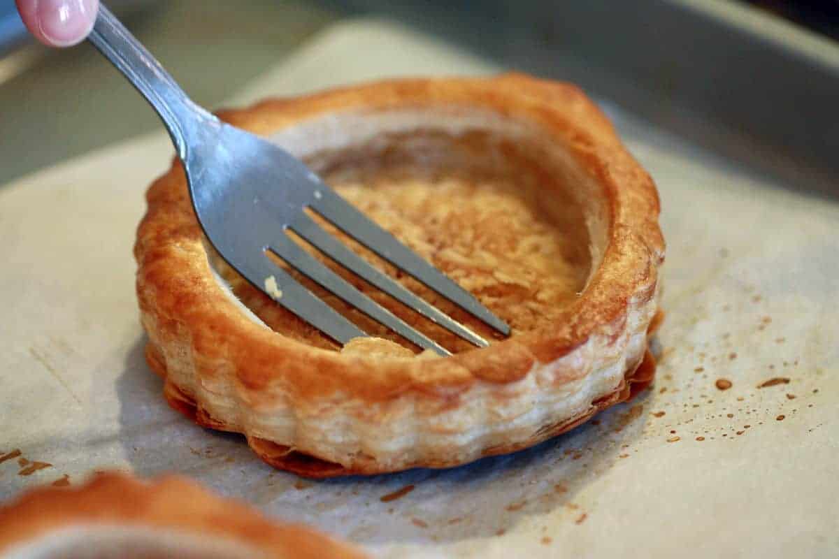 用叉子轻轻一叉,可以给蛋奶沙司留出更多的空间