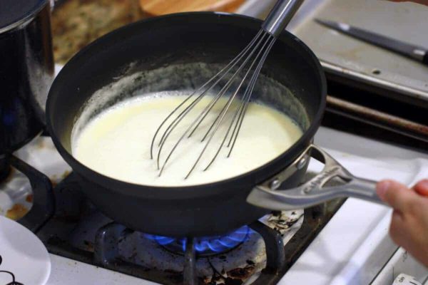 用热牛奶调和蛋黄混合物