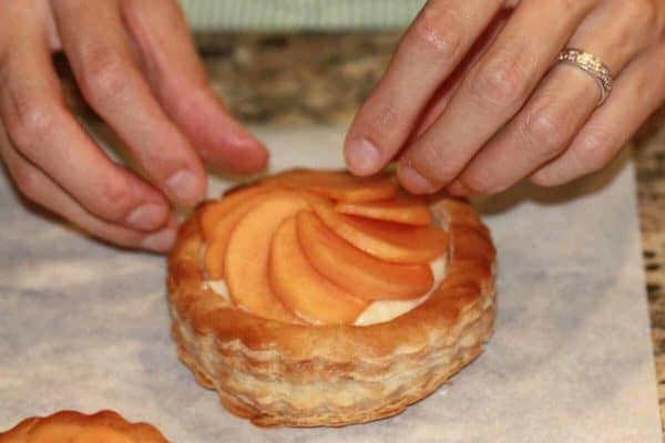 将柿子片放入一个圆柱形扇子中