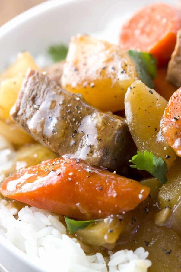 牛肉和蔬菜在碗里的特写照片