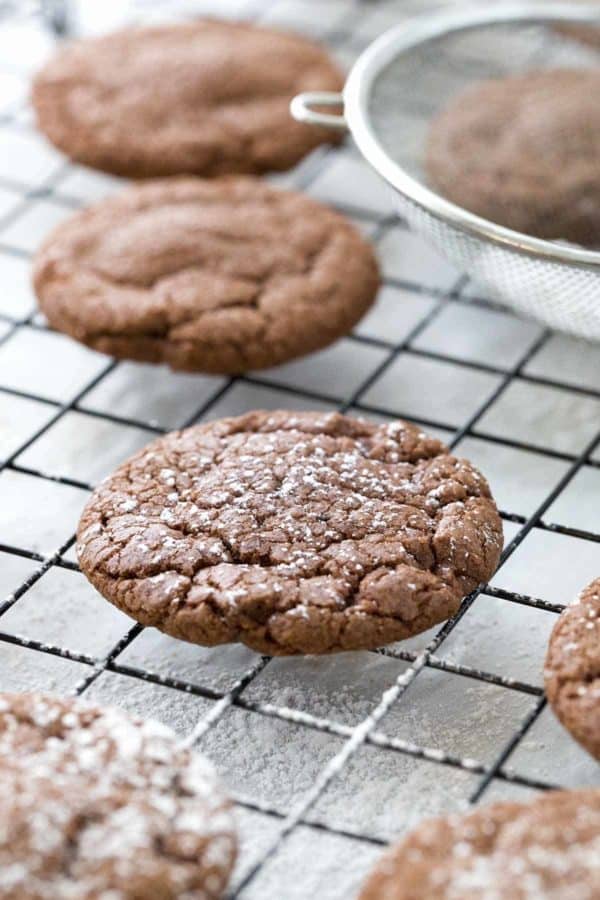 在机架上洒在饼干上洒上糖粉