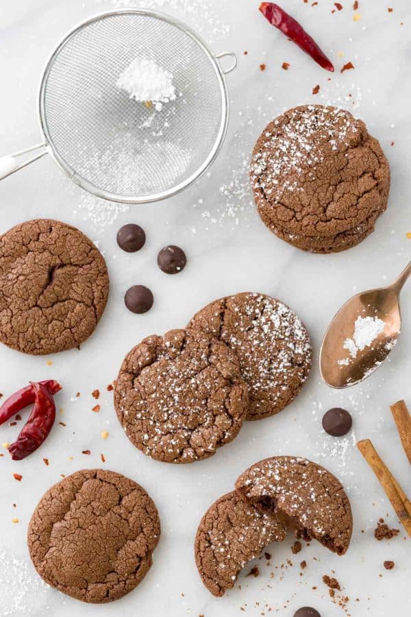 肉桂和辛辣的辣椒使这些饼干吃起来很香