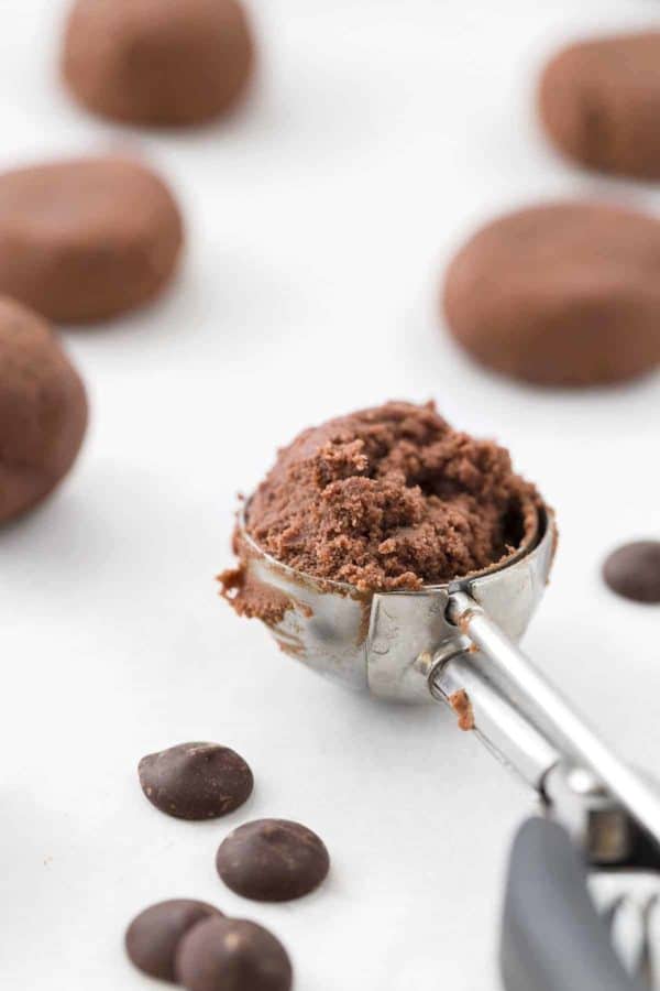 挖出巧克力饼干面团