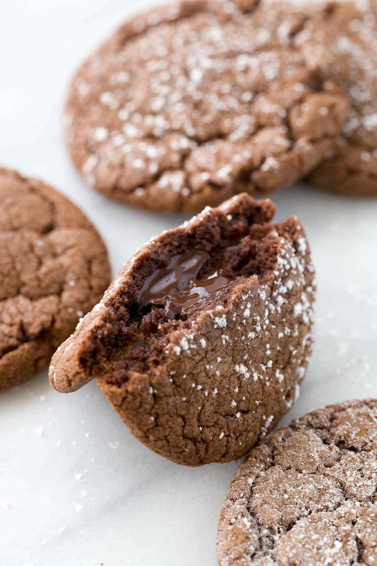 曲奇饼巧克力中心打开和渗出