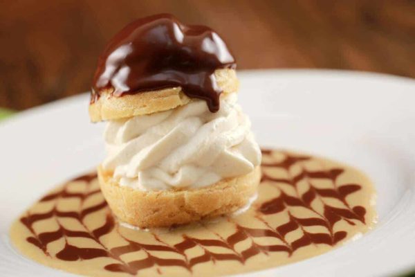 爱尔兰咖啡profiteroles与巧克力威士忌酱