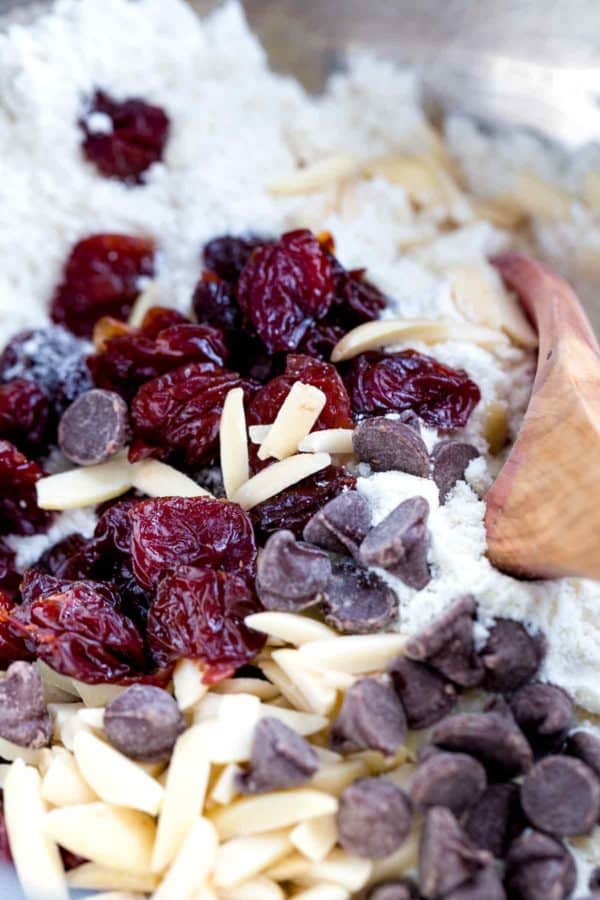 干樱桃,黑暗的巧克力和混合的杏仁