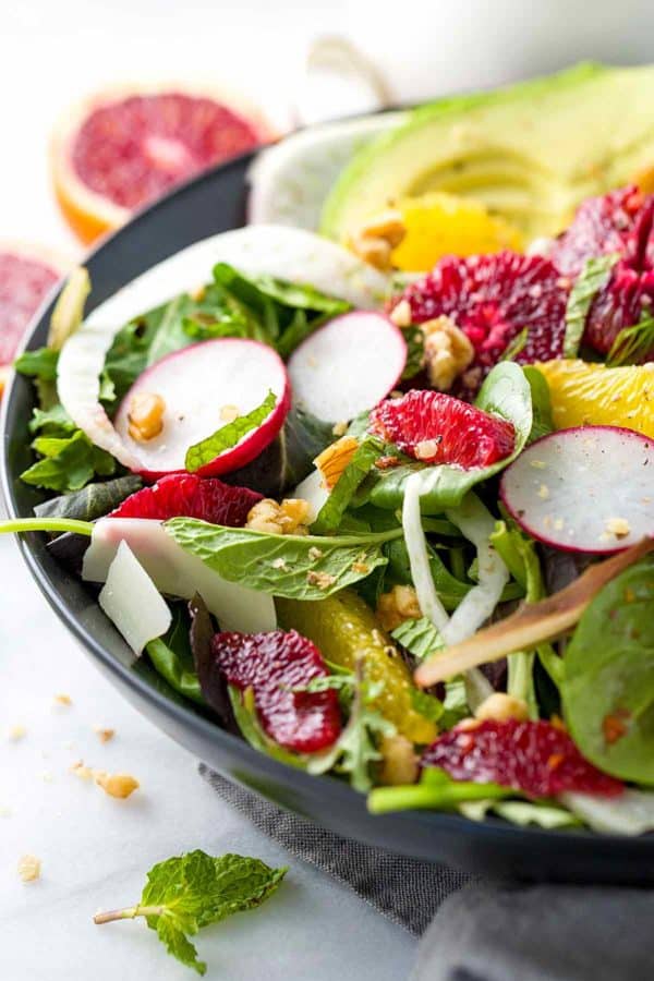 血橙和茴香沙拉 - 绿色的健康混合物与鳄梨,薄荷,萝卜,帕尔马干酪和核桃一起配上柑橘类醋汁。|jessicagavin.com.