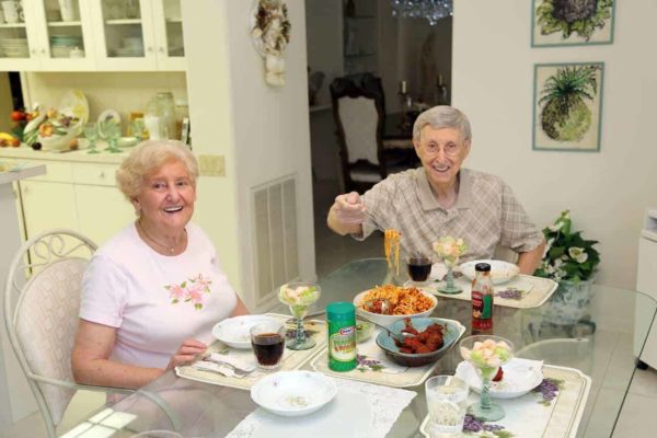 罗丝和乔在端特制肉丸