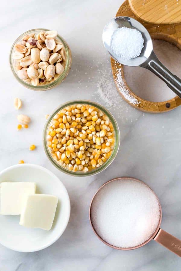 玉米粒,花生,盐,糖和黄油的个别部分。