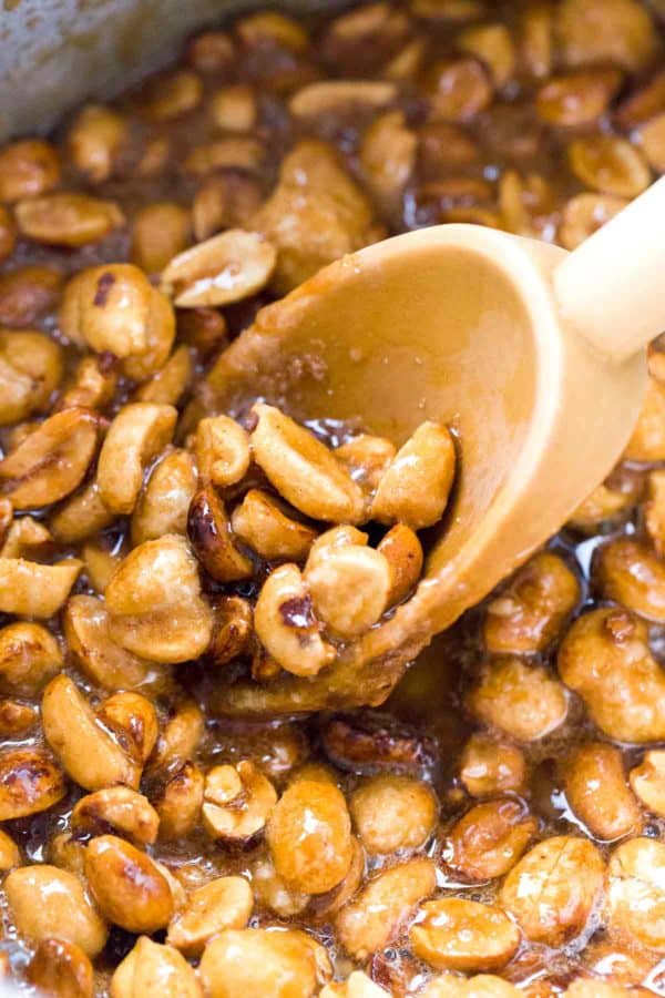 铲子放在一碗花生焦糖酱里