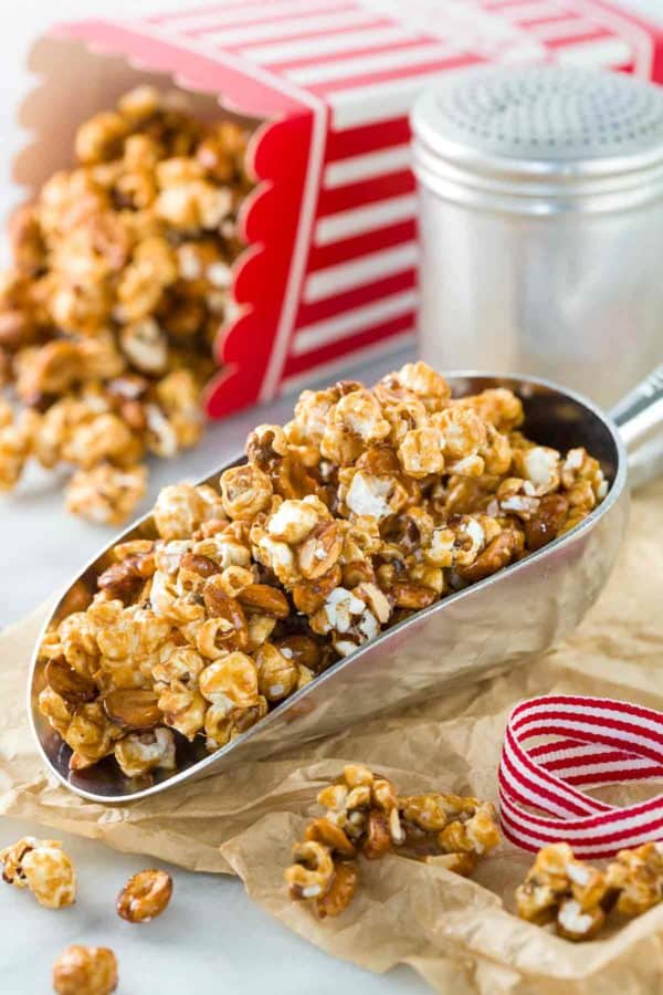 一个不锈钢爆米花瓢,用红色和白色框焦糖爆米花