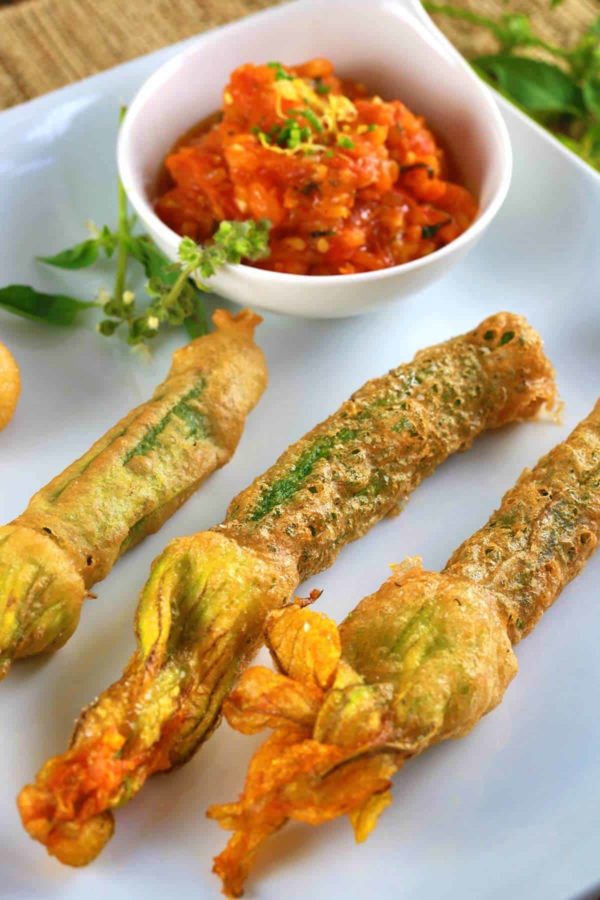 炸南瓜花塞满乳清干酪