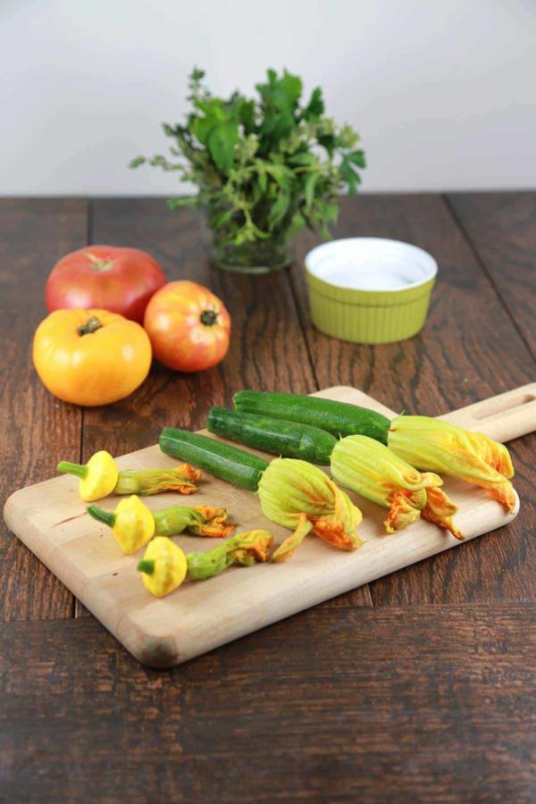 把南瓜花放在砧板上