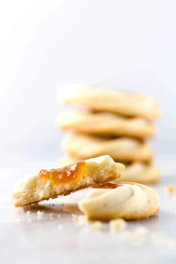 堆显示水果果酱的spritz曲奇饼在中心