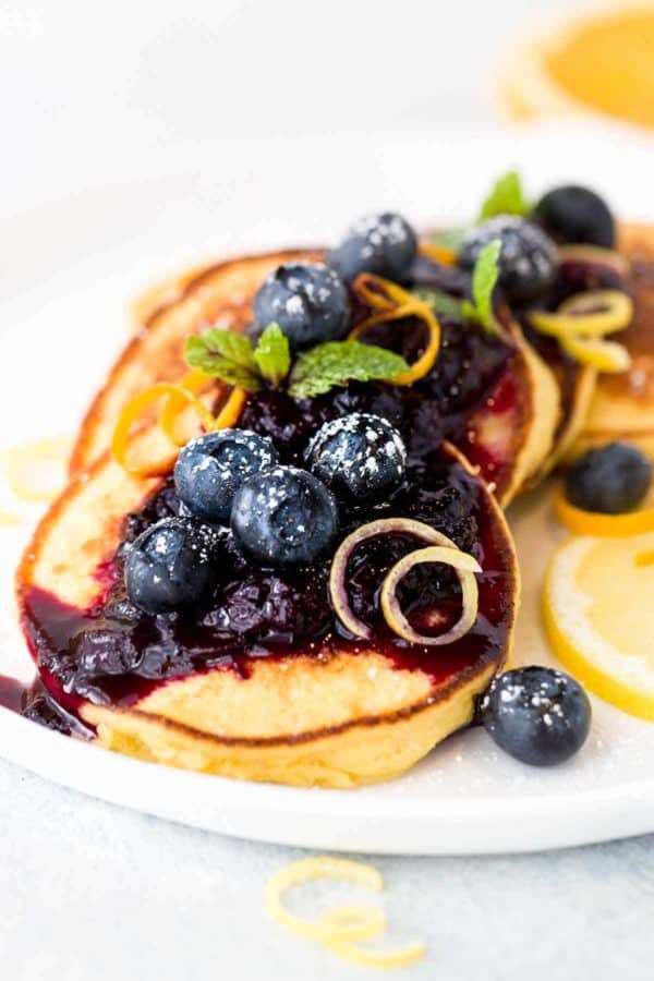 乳清干酪煎饼与蓝莓蜜饯