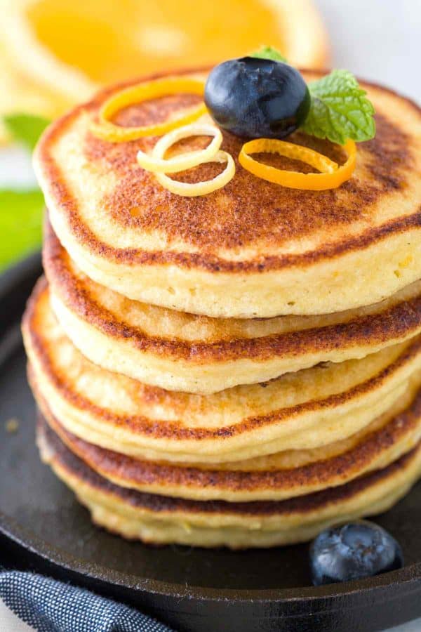 大堆厚厚的乳清干酪煎饼