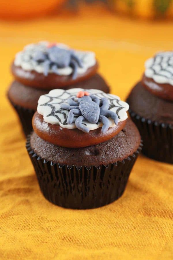 有趣的万圣节蜘蛛纸杯蛋糕侧面图