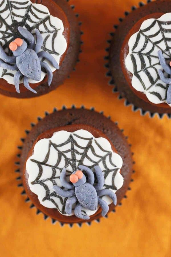 有蜘蛛网图案的万圣节纸杯蛋糕