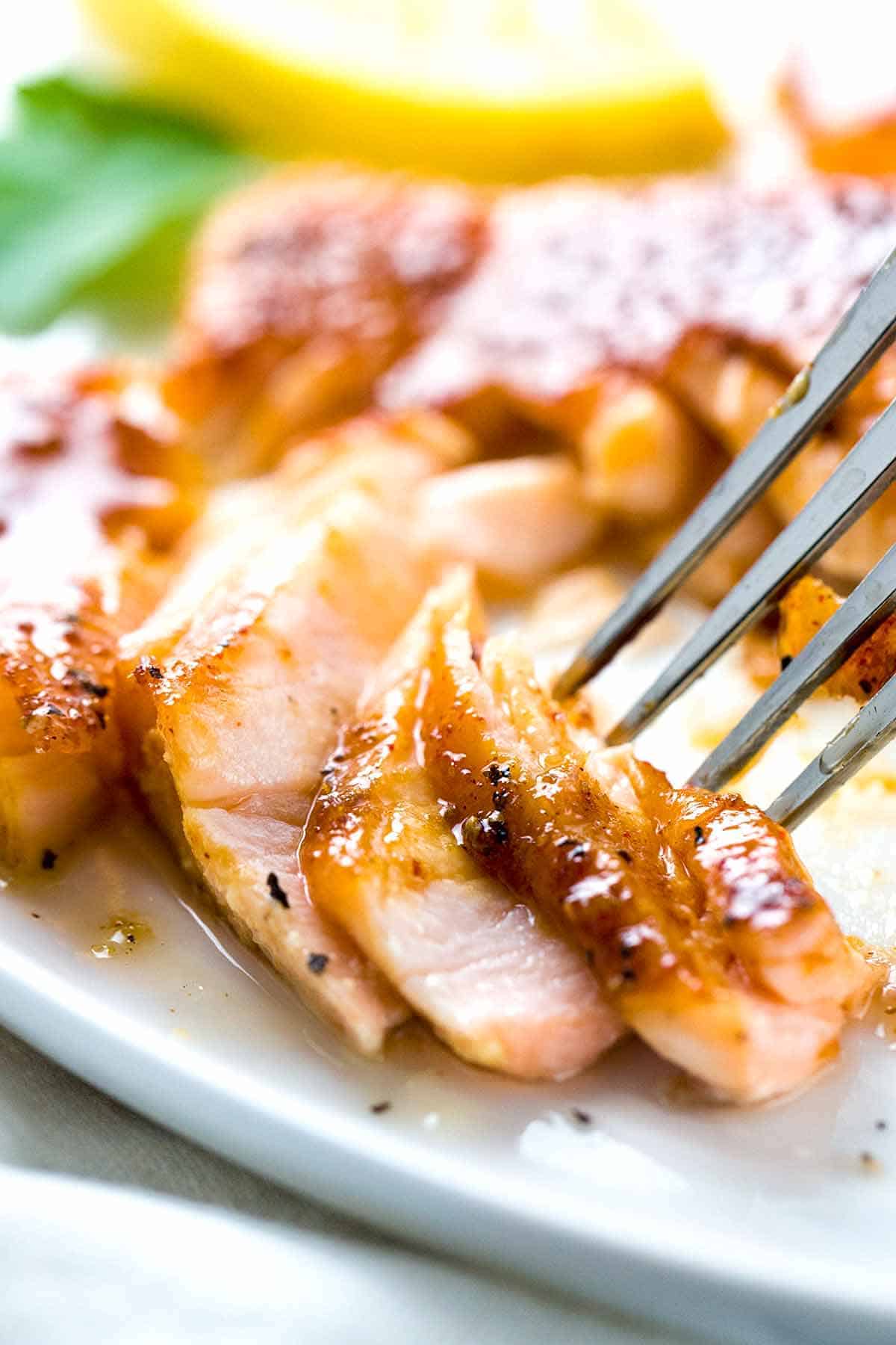 用叉子切成薄片的三文鱼片