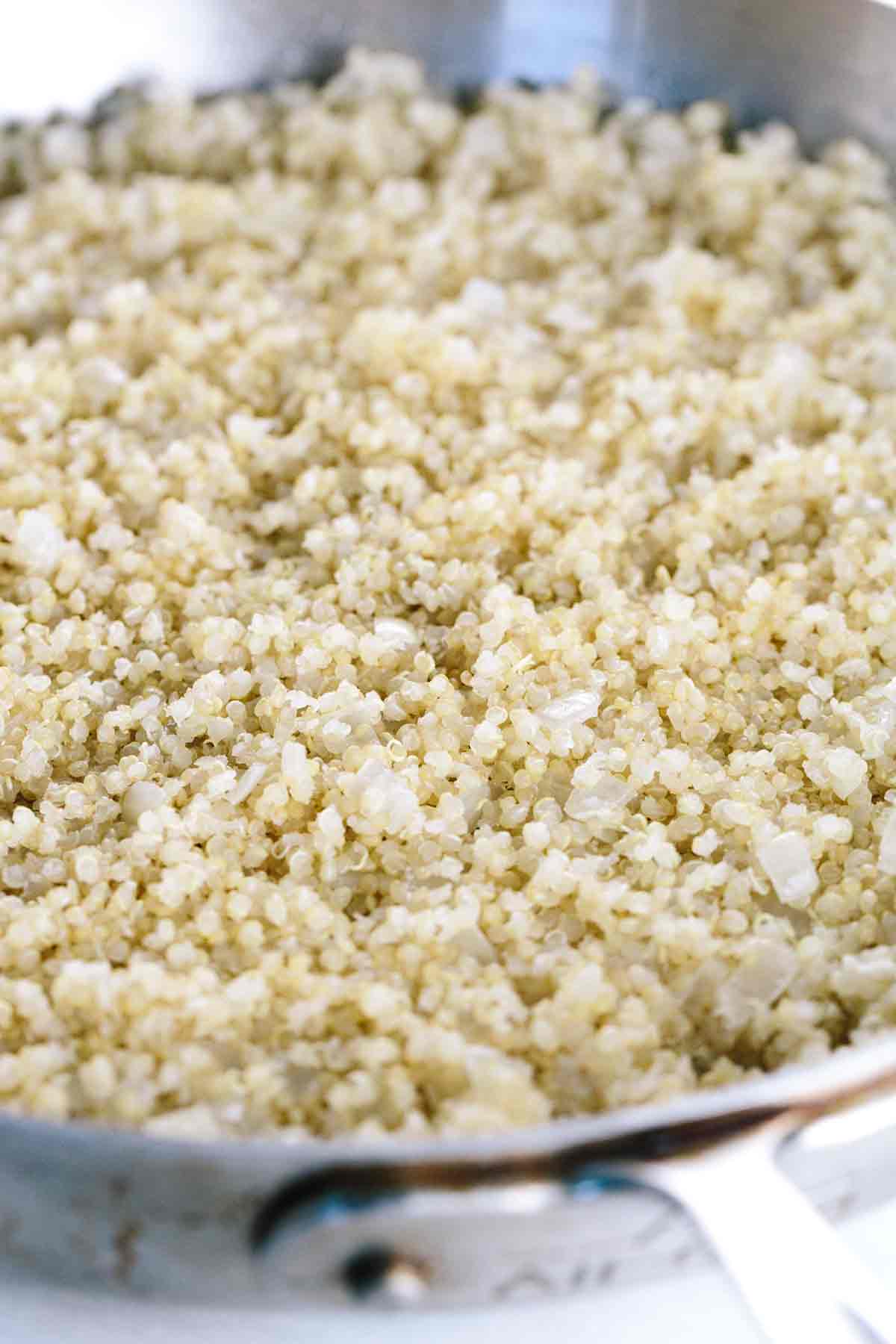 奎奴亚藜烹饪在锅里