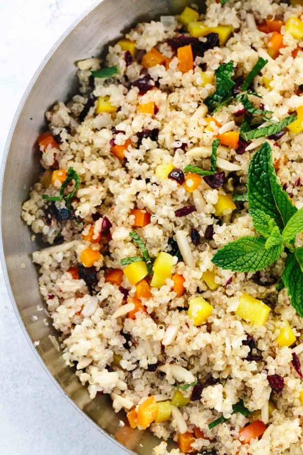 平底锅充满了蔓越莓,杏仁和奎奴亚藜