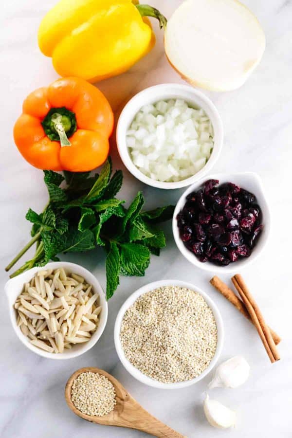 奎奴亚藜食谱的成分在桌子上传播