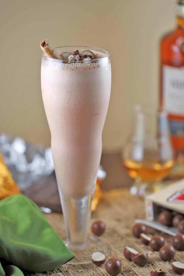 加威士忌的大杯奶昔