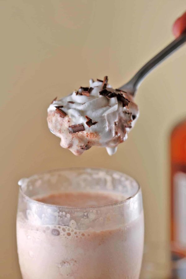 一勺鲜奶油和巧克力,让人垂涎欲滴