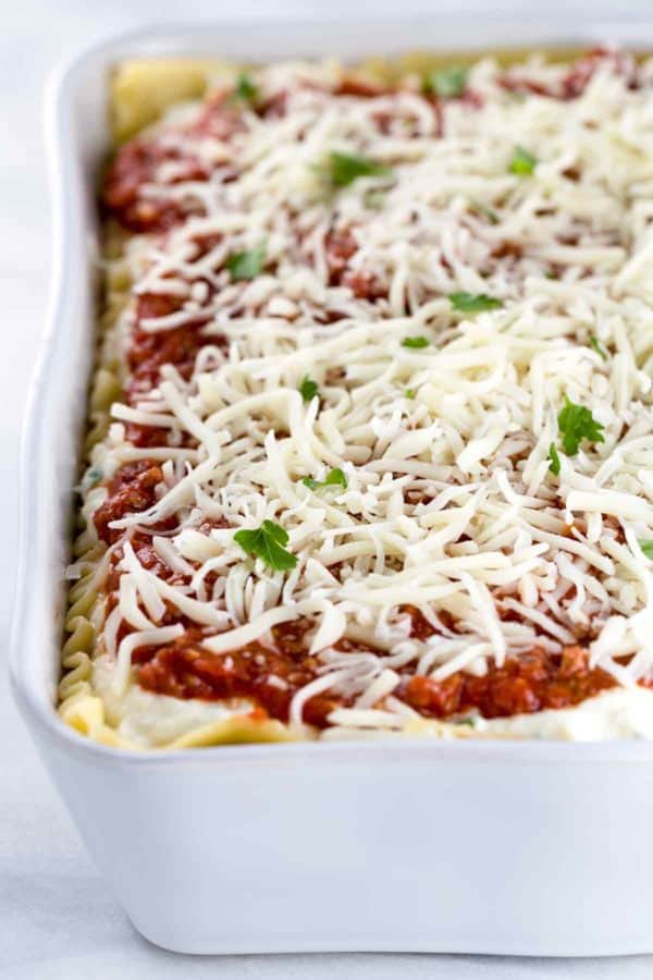 白色砂锅菜,上面有意大利面和酱汁,上面有马苏里拉奶酪