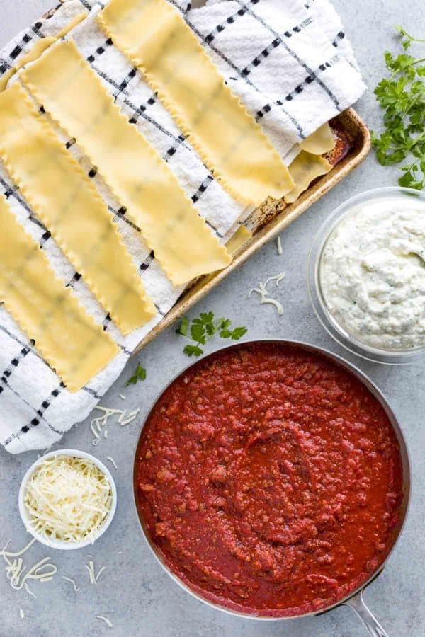 显示千层面配料的过程中照片