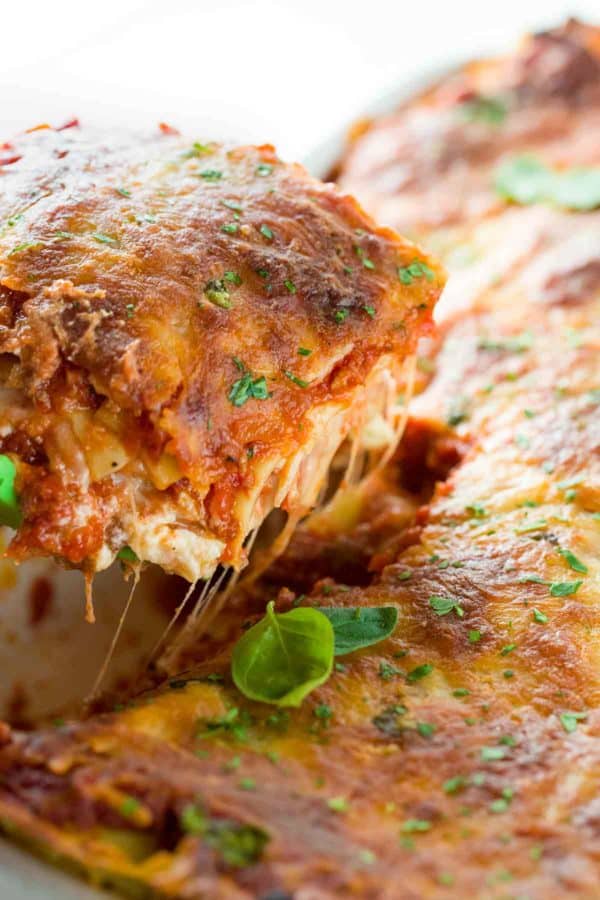 从砂锅里端出来的一份千层面和一串串奶酪