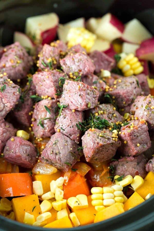 炖锅里的咸牛肉块加香草和腌香料