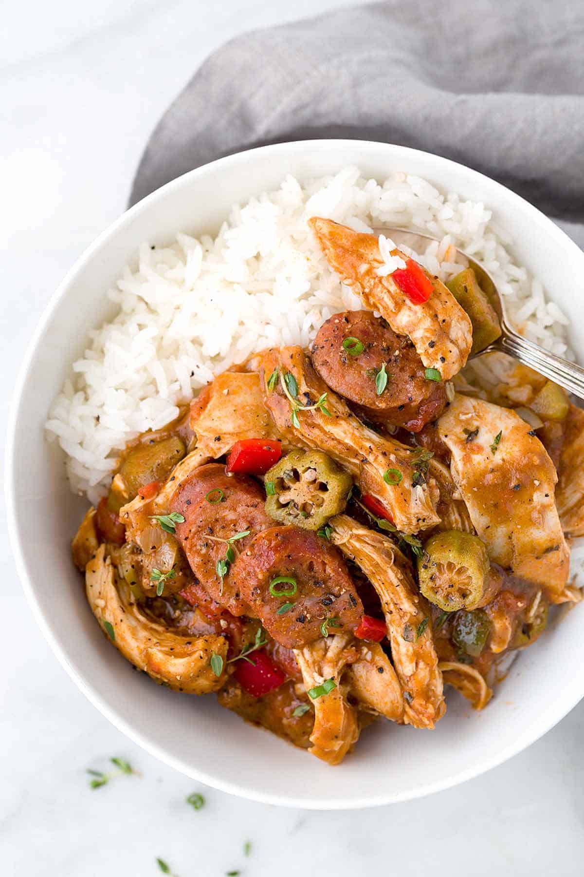 一碗鸡肉和香肠秋葵汤,浇在一层白米饭上