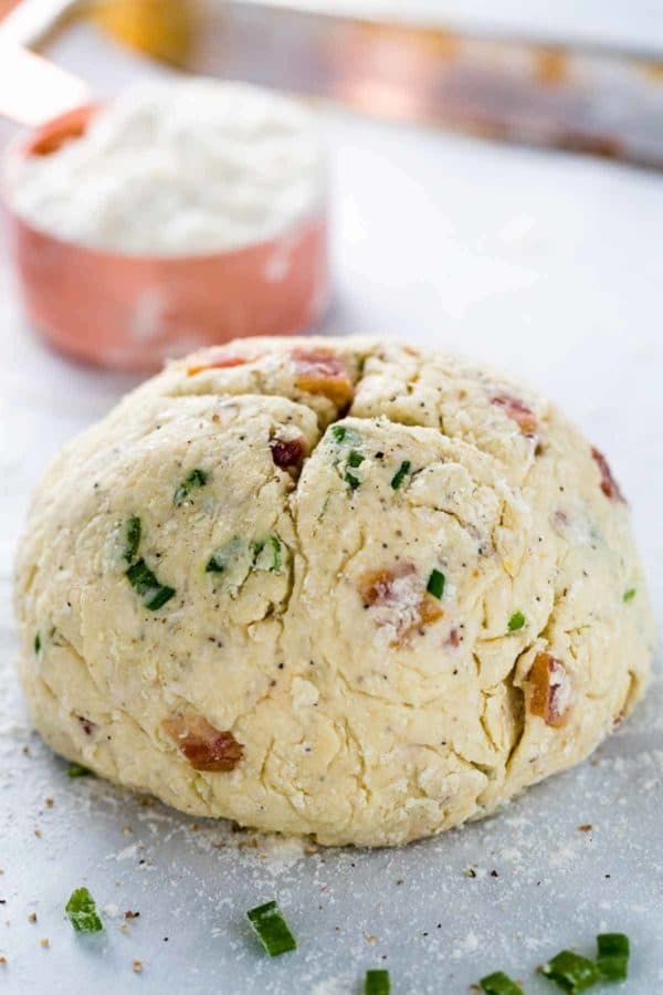 在烤箱烘烤之前的苏打面包面包