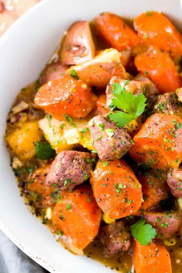 爱尔兰炖牛肉配嫩肉和根菜